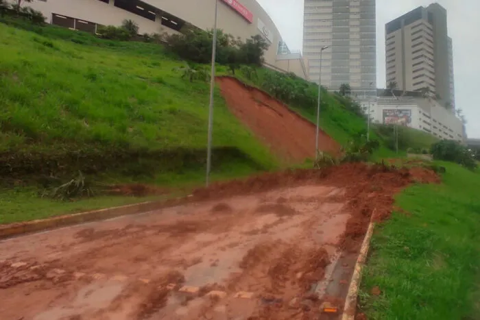 Deslizamento de terra não compromete segurança de shopping, diz estabelecimento 1 shopping independência