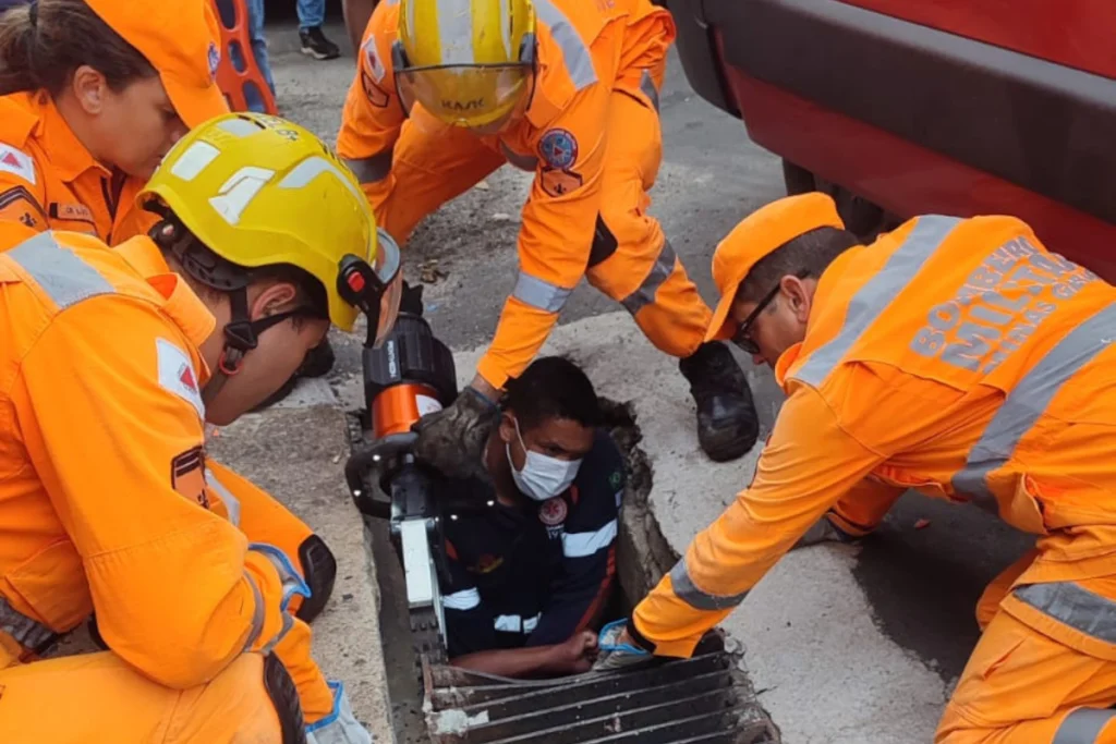 Idoso é resgatado após cair em bueiro no Bairro Costa Carvalho 2 tornado parana 2