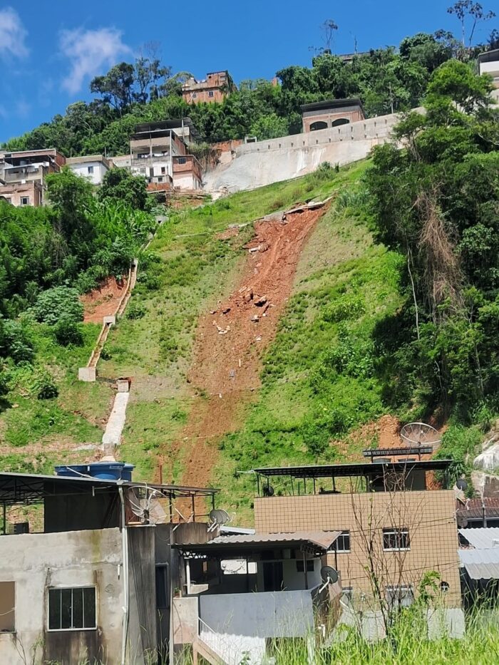 Encosta volta a ceder após intervenção milionária e deixa desabrigados no Vitorino Braga 3 0472f361 121a 4bc3 a911 1d02391e1745