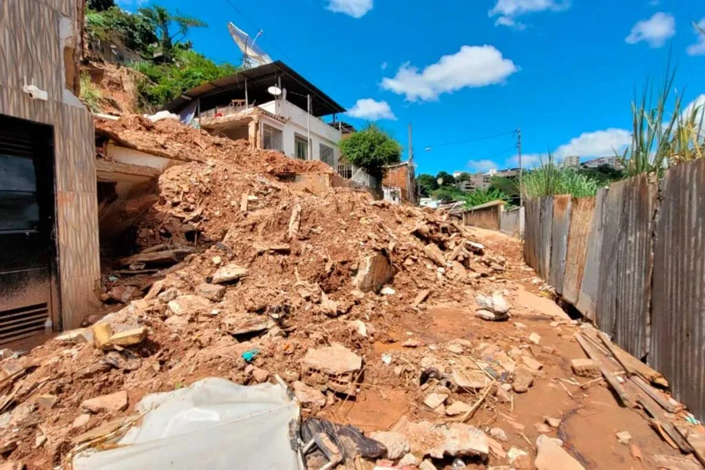 Moradores dos bairros Esplanada e Cerâmica lidam com incertezas e insegurança após chuvas 2 Moradores do Esplanada e Cerâmica lidam com falta de respostas e piora nas condições imobiliárias