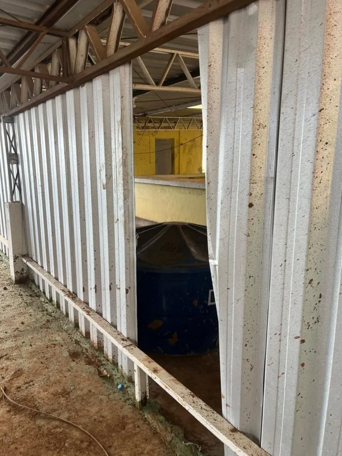 Morador mostra rota de fuga improvisada para salvar a família em prédio atingido no Paineiras