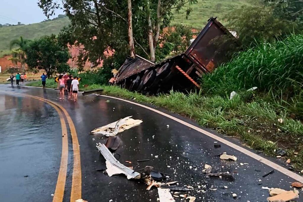 Carreta e caminhão batem de frente na BR-267 e trânsito é desviado 2 ACIDENTE-CARRETA-CAMINHÃO