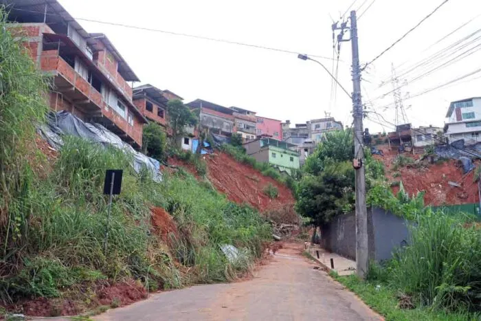 'Você não dorme à noite': moradores da Zona Leste convivem com impactos das chuvas em Juiz de Fora 2 moradores