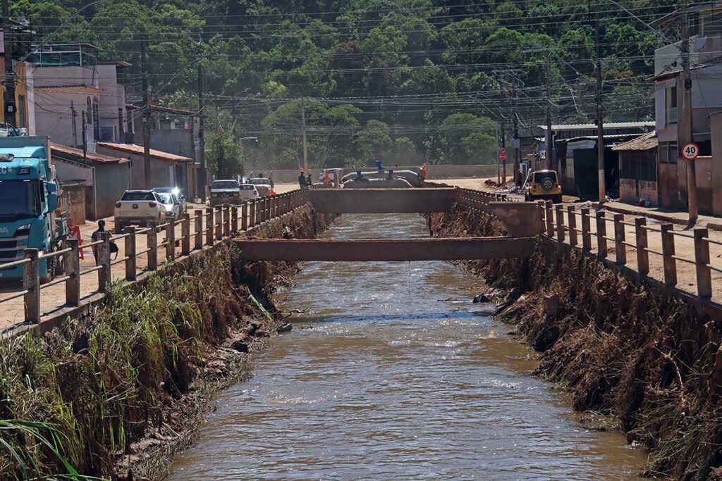 Prefeita promete obras após chuvas e diz que áreas alagadas “não terão mais água dentro de casa”