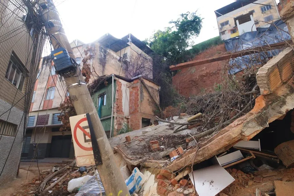 Beco do Sabão segue com riscos e bloqueios mais de um mês após chuvas em Juiz de Fora