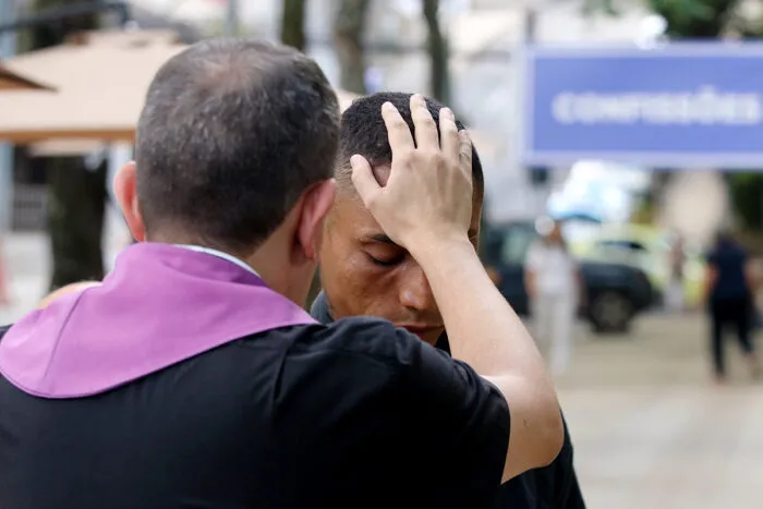 Confissões no Parque Halfeld aproximam fiéis da preparação para a Páscoa