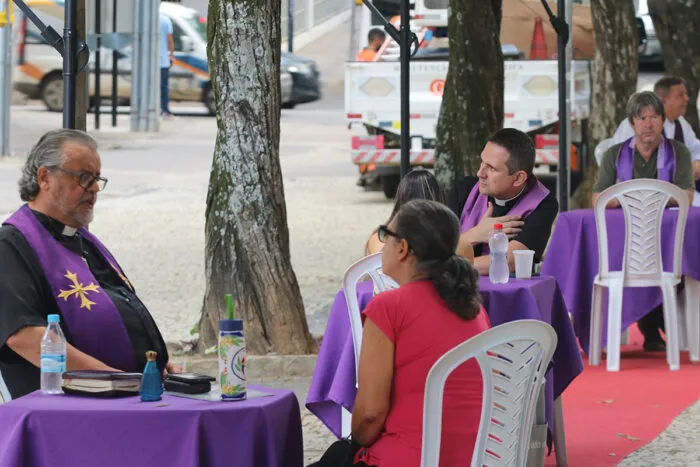 Confissões no Parque Halfeld aproximam fiéis da preparação para a Páscoa