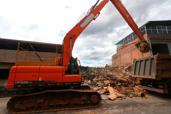 Dois imóveis são demolidos no Esplanada, e PJF estuda novas intervenções