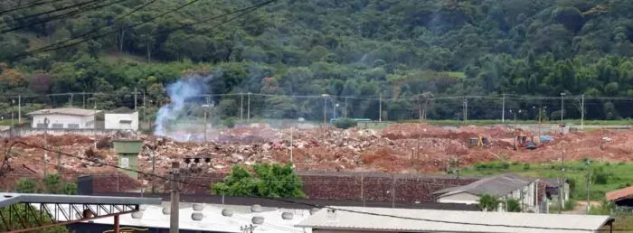 ENTULHOS NO PARQUE DE EXPOSICOES FOTO LEONARDO COSTA 14