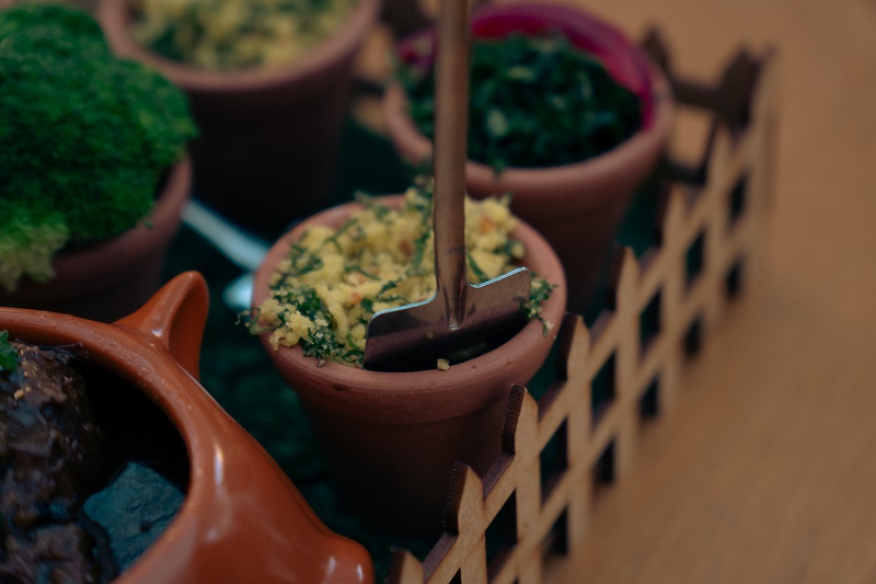 Farofa flocada de milho e crispy de folhas de brócolis