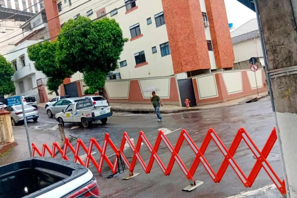 Novas erosões interditam duas ruas no Granbery e vias bloqueadas chegam a 25 em Juiz de Fora; veja lista 2 INTERDICOES PJF