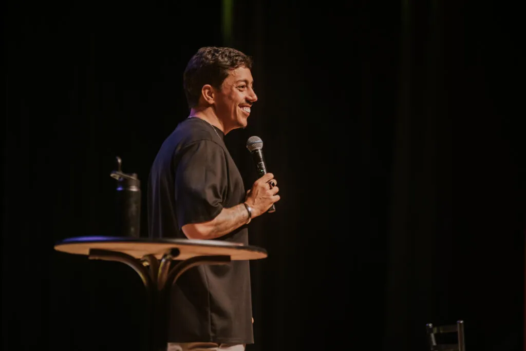 Renato Albani apresenta o show A Ignorância é uma Dádiva nesta sexta-feira, no Cine-Theatro Central, às 19h e às 21h (Foto: Divulgação)