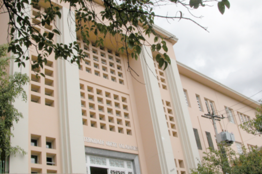 Fhemig abre 2 vagas e cadastro reserva para técnico em patologia clínica, com salários de até R$ 1.957,49 e inscrições até 7/4.