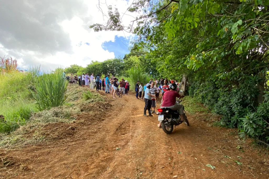'Ilhados', moradores abrem via alternativa em Juiz de Fora 1 Após as chuvas em Juiz de Fora, moradores abriram passagem improvisada no Adolfo Vireque para garantir acesso à parte alta do bairro.