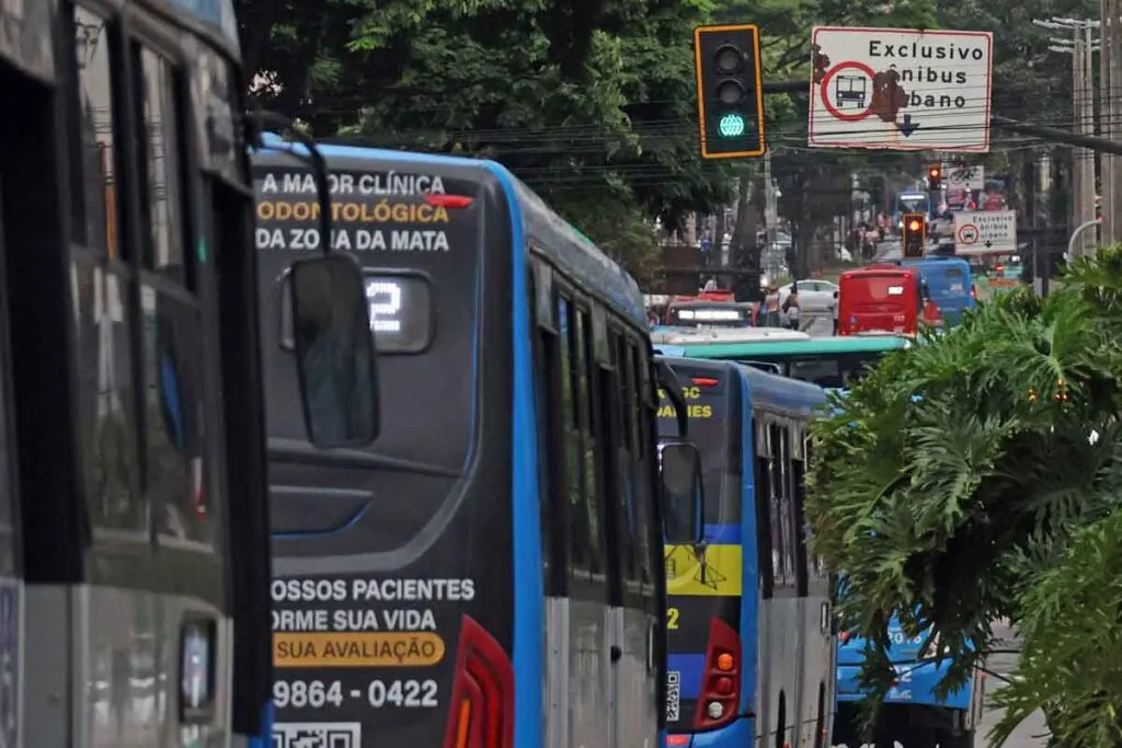 Duas linhas de ônibus têm mudanças no itinerário, e desvios do transporte coletivo são atualizados