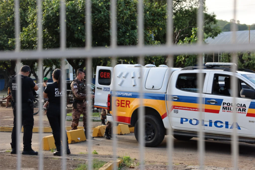 “Não irão prosperar”: ação contra organizações criminosas cumpre mandados na região 2 Ação em Além Paraíba e região prende sete pessoas e mira organizações criminosas com apreensão de armas, drogas e celulares.