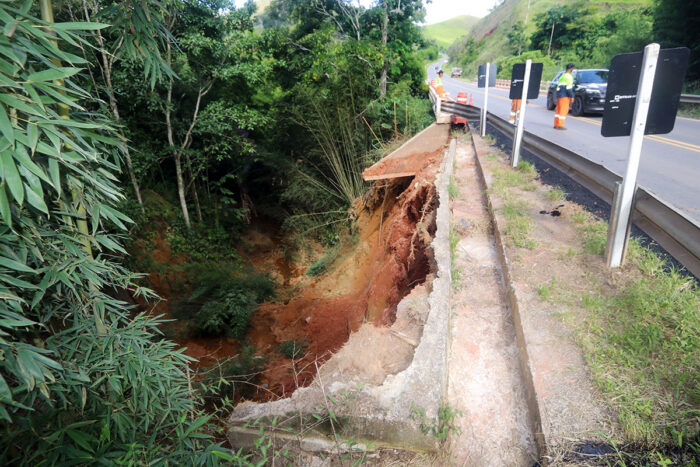(FALTA DNIT) Erosão após chuvas compromete lateral de ponte na BR-267 entre Juiz de Fora e Bicas
