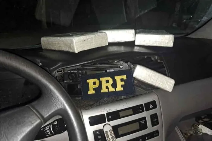 PRF apreende cocaína de alta pureza escondida em carro na BR-040 1 PRF identificou dogras no painel do carro