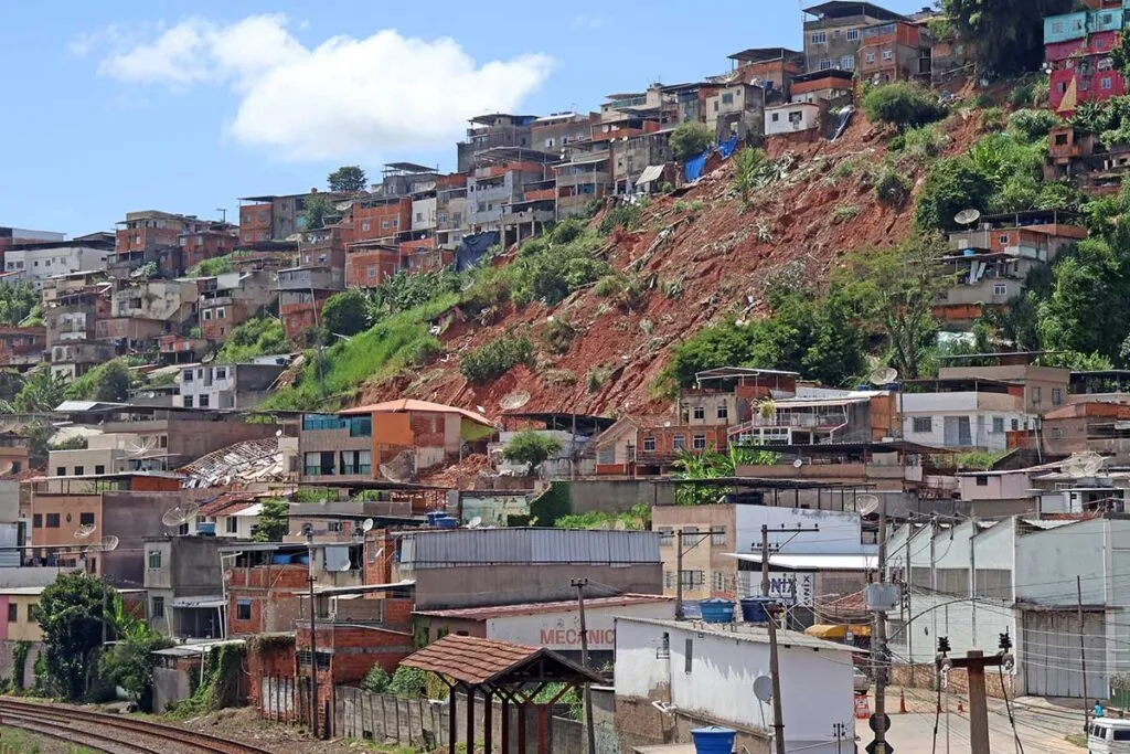 Bairro Esplanada: rua evacuada apresenta risco de desmoronamento desde 2001, segundo Defesa Civil 5 Bairro Esplanada: rua evacuada apresenta risco de desmoronamento desde 2001, segundo Defesa Civil