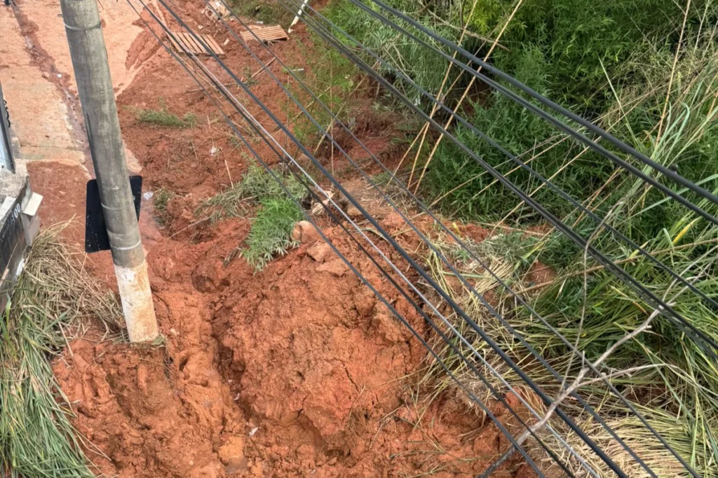 Chuva em Juiz de Fora deixa estragos na rua Sebastião Costa no Bairro Vila Alpina em Juiz de Fora.