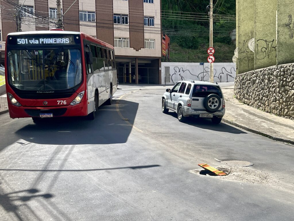 Buraco na Rua Padre Café atrapalha tráfego na via 1 VIDA URBANA4 RUA PADRE CAFE N 823.jpg