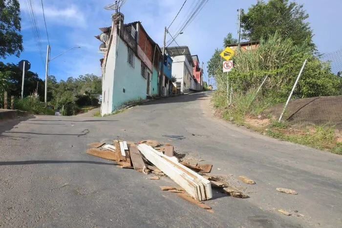 Bueiro impede passagem de ônibus em rua do Bairro Vila Alpina