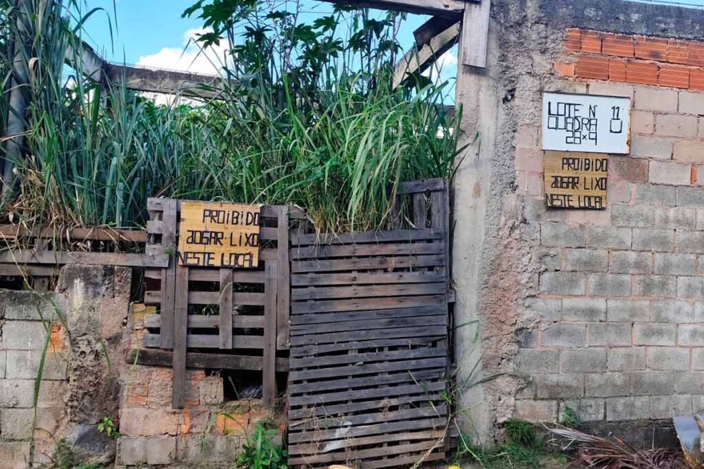 Mato alto e lixo em lote na Rua Jerônimo Rocha geram reclamações no Jardim de Alá 2 Vida Urbana TM