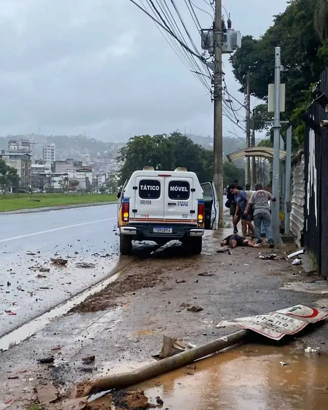 Colisão de carro com viatura da PM deixa idosa e dois homens feridos na Avenida Brasil 2 Acidente envolve viatura da PM e deixa idosa e dois homens feridos na Avenida Brasil