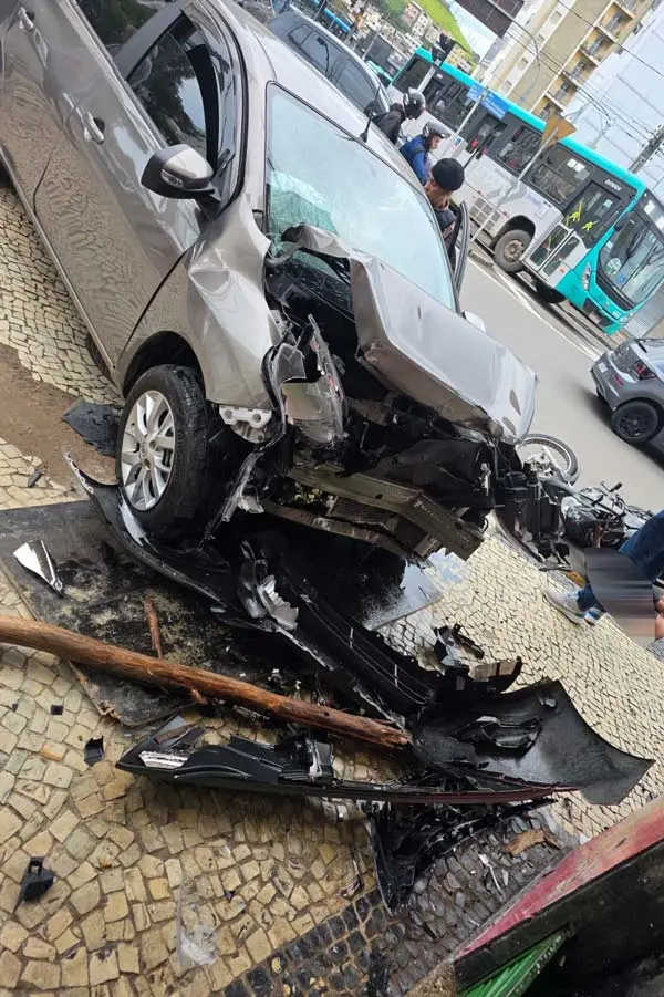 Acidente envolvendo carro e moto é registrado na região central