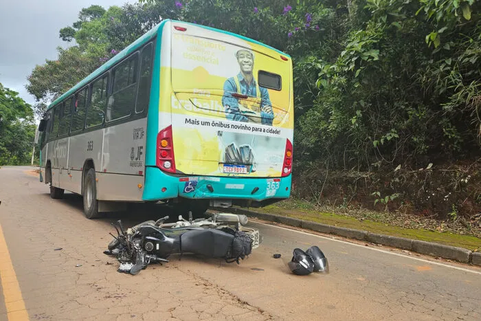 Colisão entre moto e ônibus deixa homem ferido na Rua José Lourenço Kelmer