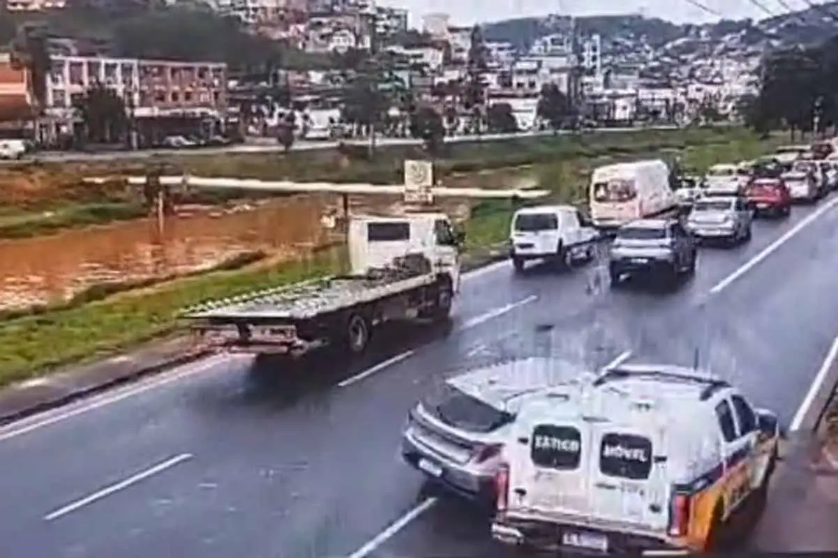 Colisão de carro com viatura da PM deixa idosa e dois homens feridos na Avenida Brasil 1 Colisão de carro com viatura da PM deixa idosa e dois homens feridos na Avenida Brasil