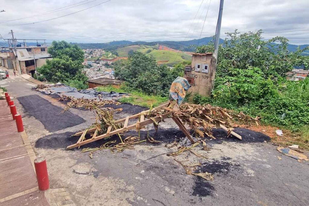 Moradores do Alto Santo Antônio reclamam falta de ônibus e caminhão de lixo desde as chuvas