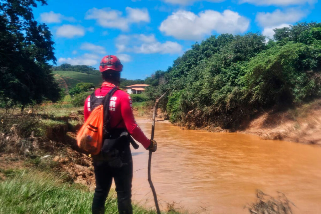Mais de 50 bombeiros atuam nas buscas pela última vítima desaparecida após tragédia na Zona da Mata 1 bombeiros buscas uba foto cbmmg