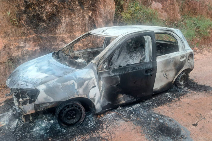 carro carbonizado foto pmmg