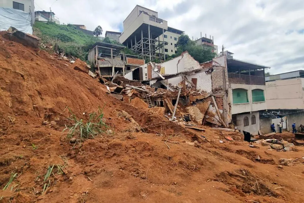 Morador do Democrata diz que Defesa Civil liberou imóvel antes de deslizamento: 'Claro que não vai cobrar IPTU, não tem mais casa'