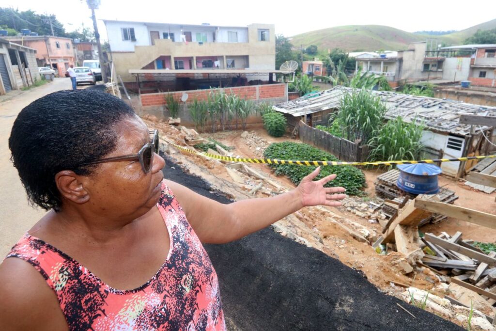 Sem água e energia, casa de idosa no Igrejinha segue com muro caído desde chuva em 7 de fevereiro