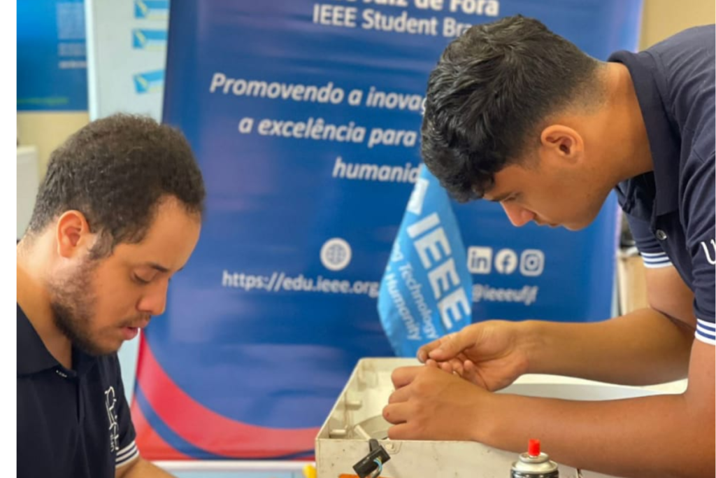 Estudantes de engenharia da UFJF fazem reparos gratuitos em eletrônicos danificados pela chuva 2 eletronicos ieee