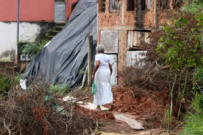 passagem improvisada por moradores