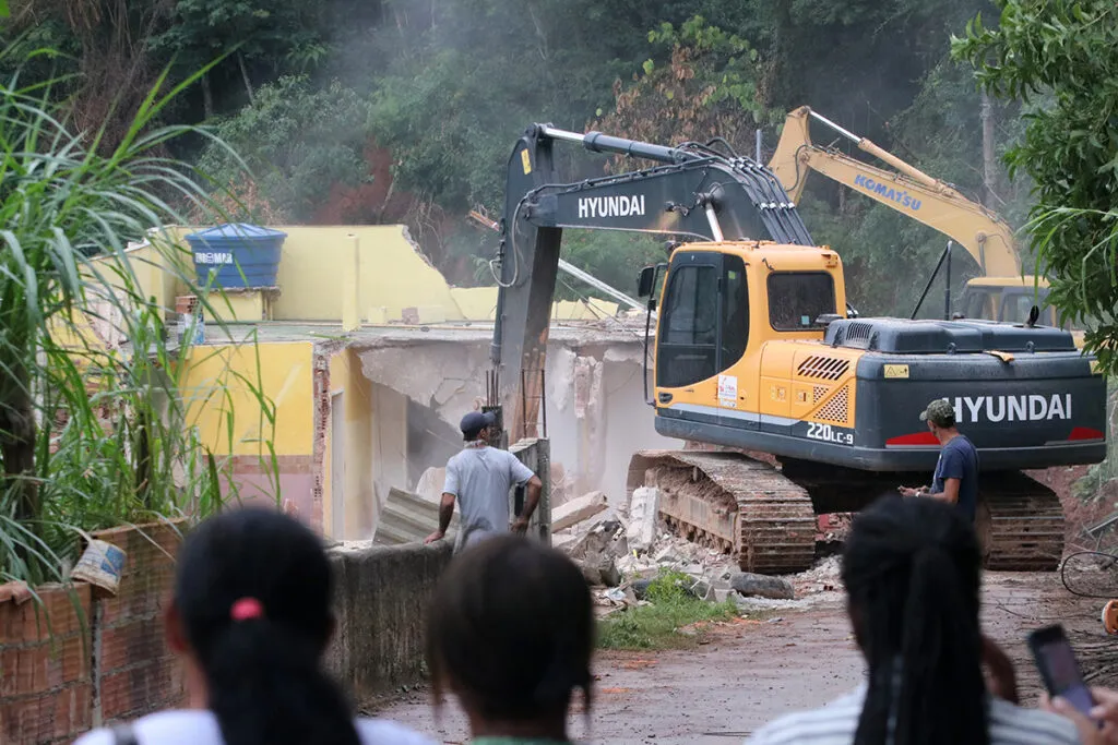 VÍDEO: Casas interditadas em área de risco começam a ser demolidas no Graminha