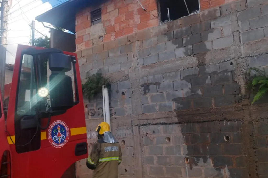Homem morre após tentar conter incêndio em casa, no Bairro Vila Esperança II 1 incendio juiz de fora morte
