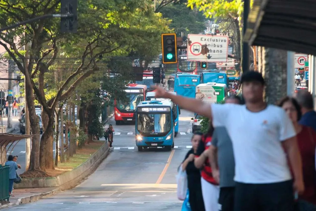 Ônibus retornam gradualmente nesta segunda-feira 1 ônibus-retornam-chuvas