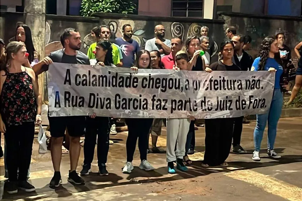 ‘A calamidade chegou, a Prefeitura não’: Manifestantes cobram serviços na Diva Garcia
