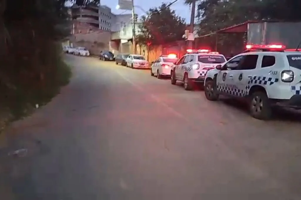 Revolta contra isolamento no Graminha leva moradores a retirar contenção e abrir passagem