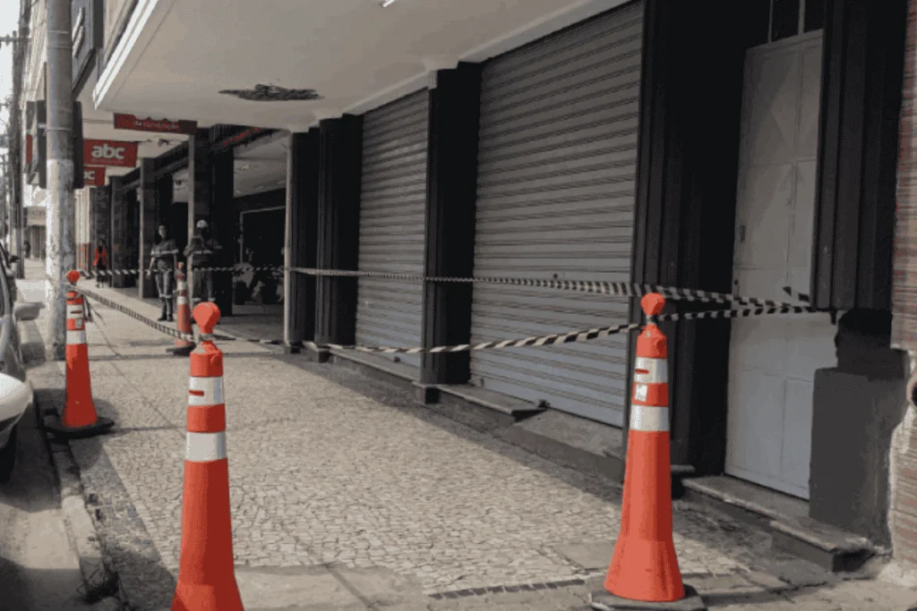 Marquise de antigo cinema no Centro de Juiz de Fora é interditada após desprendimento de material 2 marquise