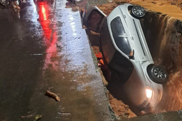 Motorista não se fere após carro cair em buraco na Rua José Lourenço; obra segue sem previsão de finalização 1 1200 x 800 69