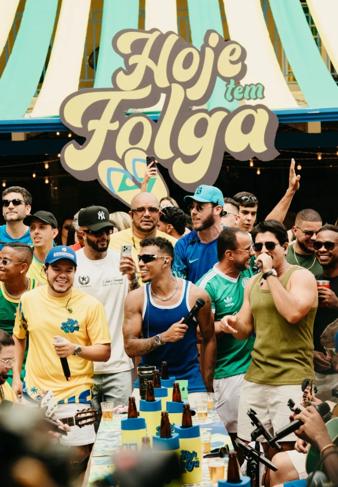 “É emoção coletiva, é energia, é todo mundo cantando junto — e o pagode também tem muito isso”, afirma Angelino sobre o clima do novo audiovisual