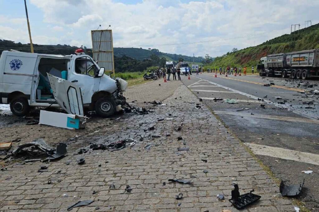 Motoristas de ambulância e carreta morrem em acidente na BR-116