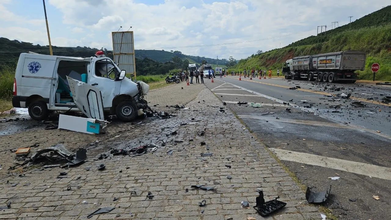 Motoristas de ambulância e carreta morrem em acidente na BR-116