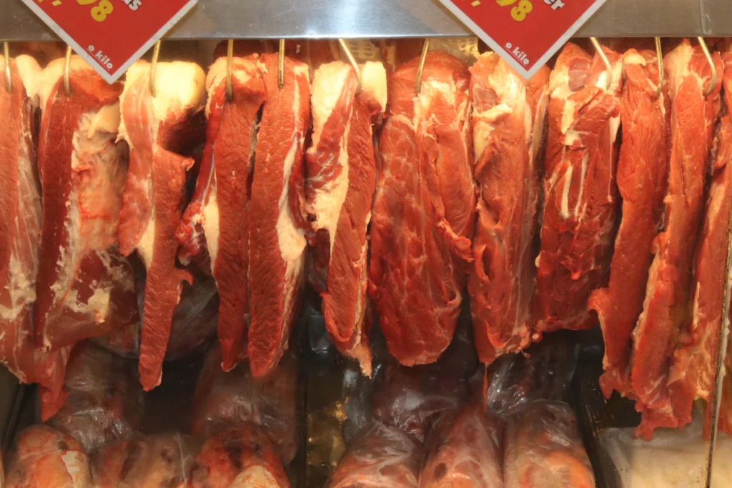 Preço recorde da carne bovina pressiona açougues, reduz consumo e deve seguir elevado por oferta menor, custos e exportações.