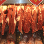 Preço recorde da carne bovina pressiona açougues, reduz consumo e deve seguir elevado por oferta menor, custos e exportações.